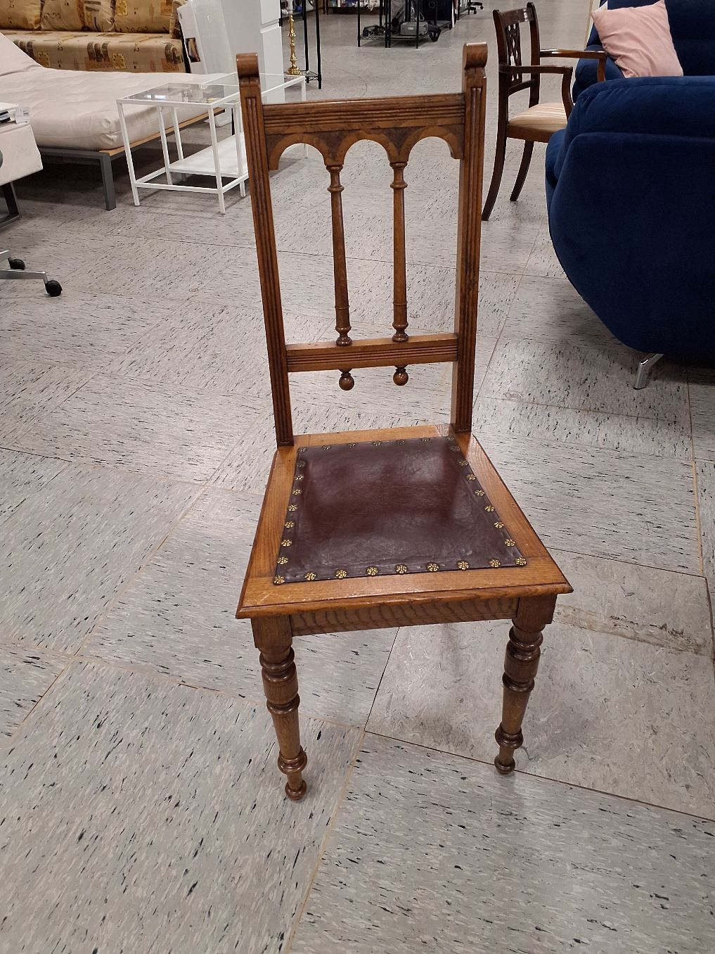 Rundt spisebord i eg